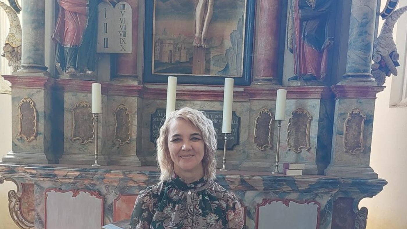 Violeta Munteanu într-o biserică